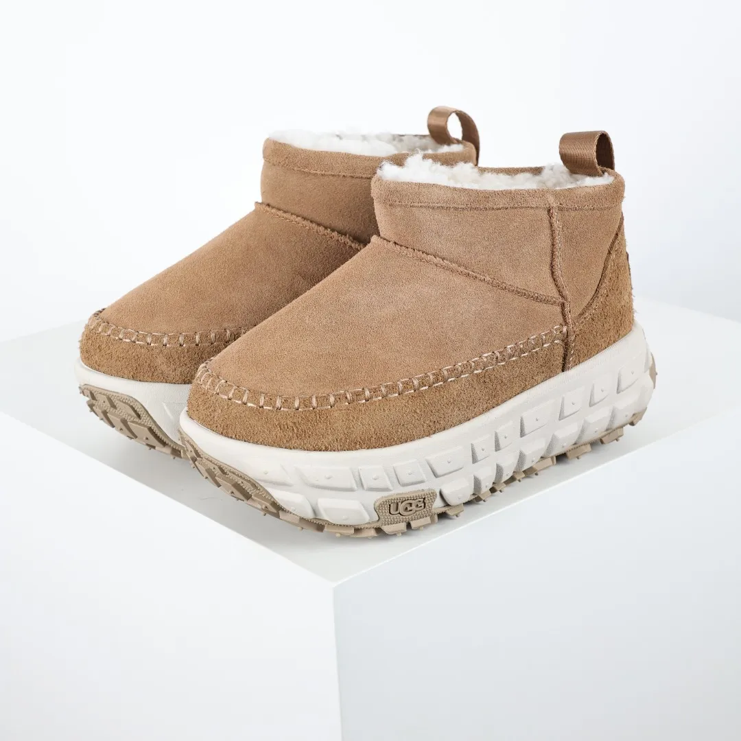 Pick up locally 💰700 Core recommendation Good price It is a very suitable choice for keeping warm in winter and at home. In recent years, uug has launched a series of styles, which are partially geared towards the preferences of young consumers and have also moved to the forefront of fashion trends. Shoe body material Water-repellent coated suede upper 17mm UGGPURE™ implanted wool insole Lightweight non-slip comfortable rubber outsole With brand LOGO trademark Comes with a full set of packaging Size: 35 36 37 38 39 40